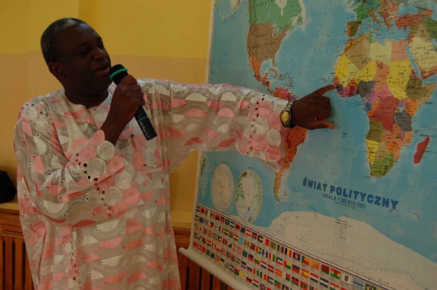 Midibo Diop pokazuje, gdzie w Afryce jest Mali