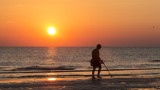 Poszukiwanie skarbów na plaży. Jak to robić legalnie?