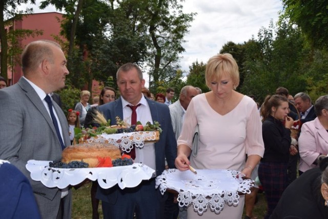 W Piotrkowie Kujawski dożynki rozpoczęły się mszą w intencji rolników, odprawioną w kościele parafialnym św. Jakuba. 


PIOTRKÓW KUJAWSKI NA STARYCH FOTOGRAFIACH

 Po mszy uczestnicy uroczystości przemaszerowali do ogrodu parafialnego, gdzie podzielili się dożynkowym chlebem. Uroczystości uświetniła strażacka orkiestra i zespól "Piotrkowianie".



FLESZ - letnie upały, jak reagować w razie udaru słonecznego?

