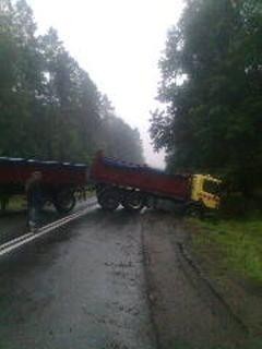 Miastko. Ciężarowa Scania stanęła w poprzek na zakręcie w ok. Kowalewic. Droga była zablokowana