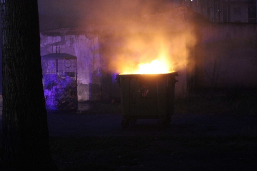 Bezdomni podpalili śmietnik przy ul. Skłodowskiej-Curie