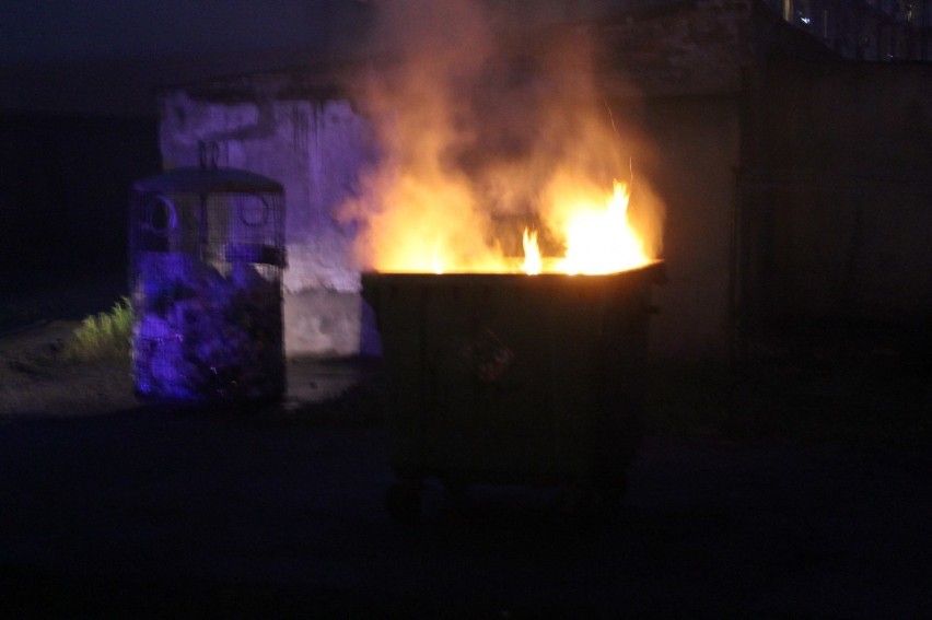 Bezdomni podpalili śmietnik przy ul. Skłodowskiej-Curie