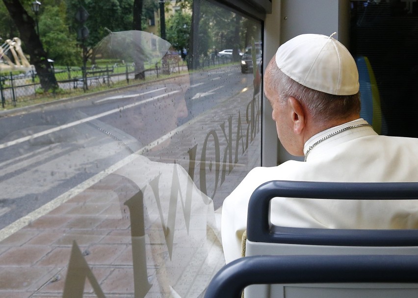 Tram del papa. Taki napis wyświetlony został na biało-żółtym...