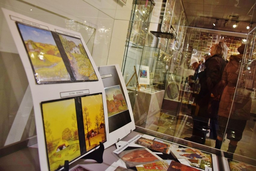 Wystawa pocztówek z malarstwem w Muzeum Okręgowym w Sieradzu. Prezentowane są bogate zbiory Arkadiusza Balcerzaka (zdjęcia)
