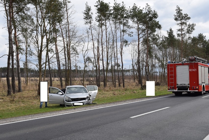 Cielimowo. Dwa samochody zderzyły się, jeden wpadł do rowu [FOTO]