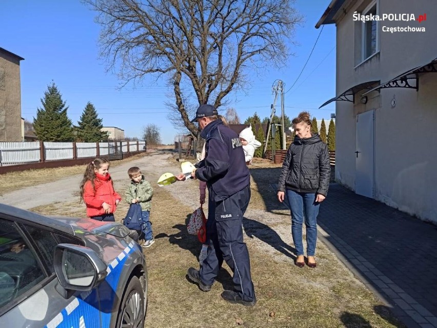Policjanci z Olsztyna i Blachowni nie tylko pomagają uchodźcom, ale również dbają o ich bezpieczeństwo