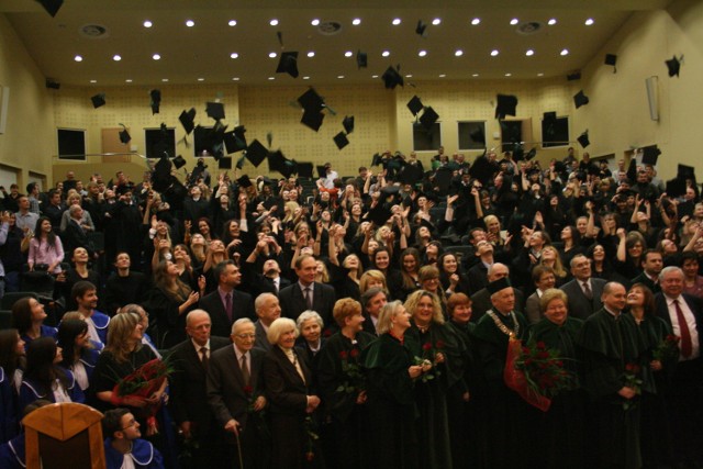 Ponad 100 absolwentów studiów na kierunku farmacja oraz ponad 30 ...