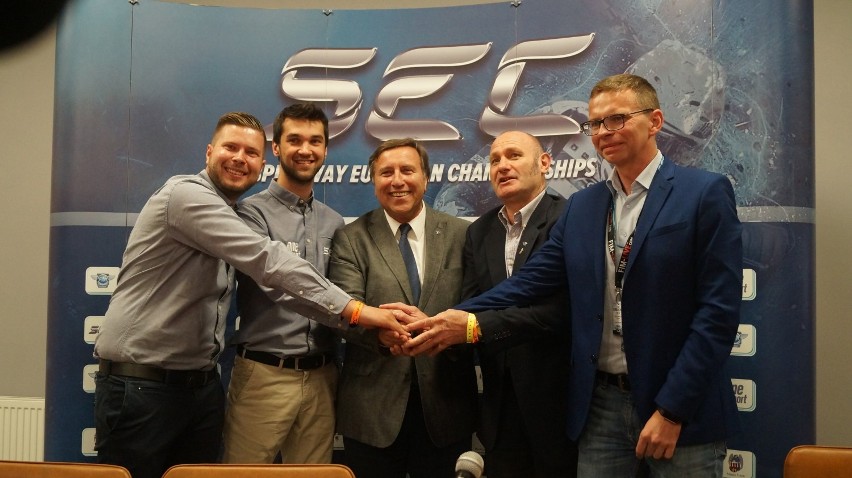 Stoją od lewej: Zarząd firmy One Sport, Karol Lejman i Jan...