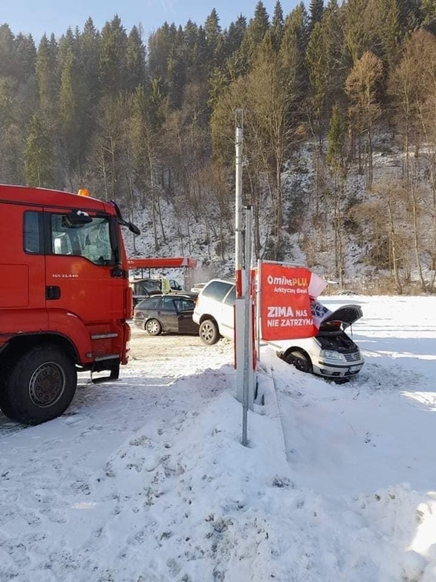 Mszana Górna. Po zderzniu na drodze z ciężarówką skoda rozbiła auta na stacji paliw