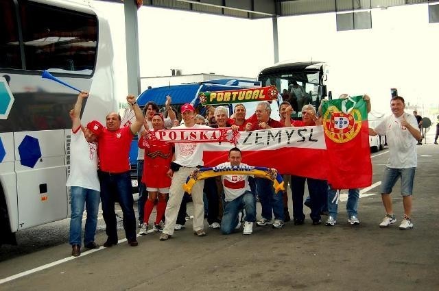 Niemieccy kibice w Przemyślu [zdjęcia]

Kibice byli odprawiani na zielonym pasie Euro 2012 przez polskie i ukraińskie służby graniczne w jednym miejscu. Zatrzymywali się do kontroli granicznej tylko jeden raz. Służby graniczne stosowały wobec kibiców maksymalnie uproszczone procedury kontrolne. W związku z ruchem kibiców na granicy nie odnotowano żadnych incydentów. Siedemdziesiąt procent kibiców to obywatele Niemiec, a ok. 500 kibiców to Portugalczycy. Pozostali to kibice z Polski, Danii, Włoch i inni . 

Strefy kibica w Przemyślu i Rzeszowie