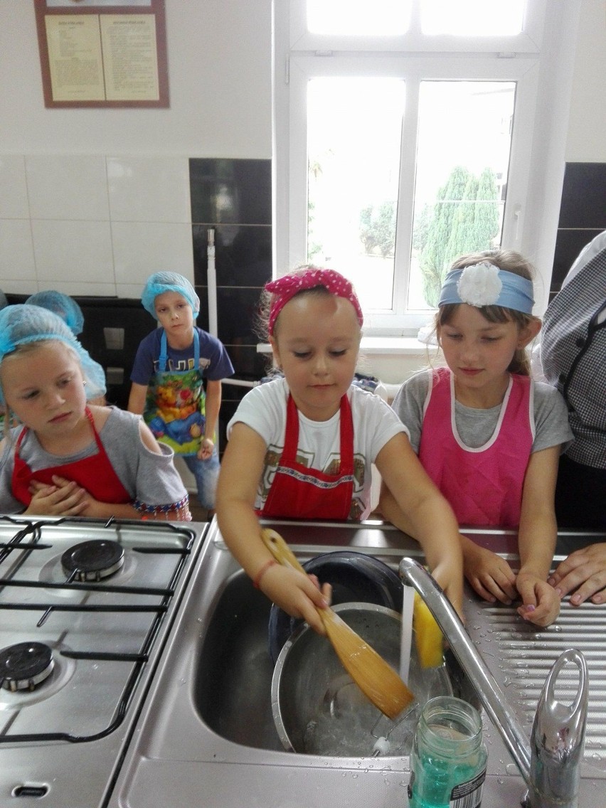 Kulinarne przygody przedszkolaków z pniewskiego Misia [zdjęcia]