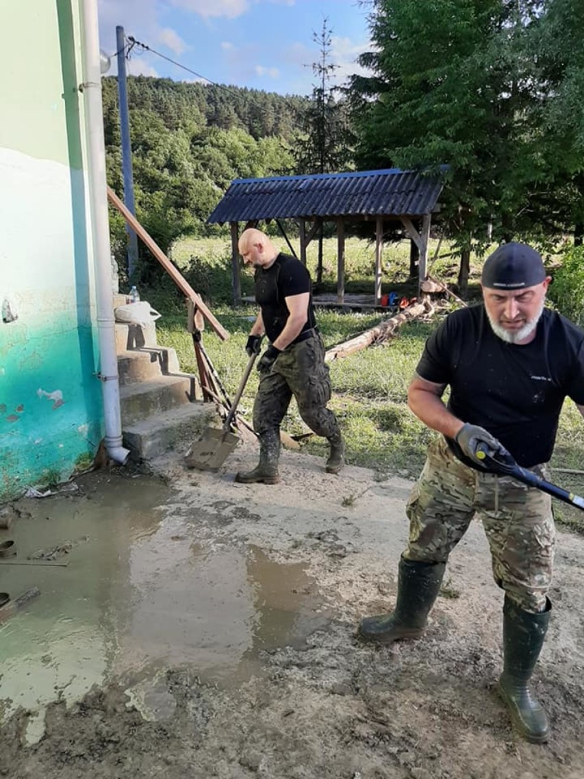 Radni oraz społecznicy z Przemyśla pomagali powodzianom w...