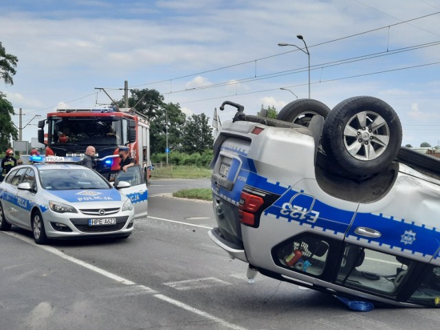 Ze wstępnych ustaleń wynika, że kierowca volkswagena nie ustąpił pierwszeństwa i w wyniku zderzenia, policyjny radiowóz zakończył jazdę na dachu.