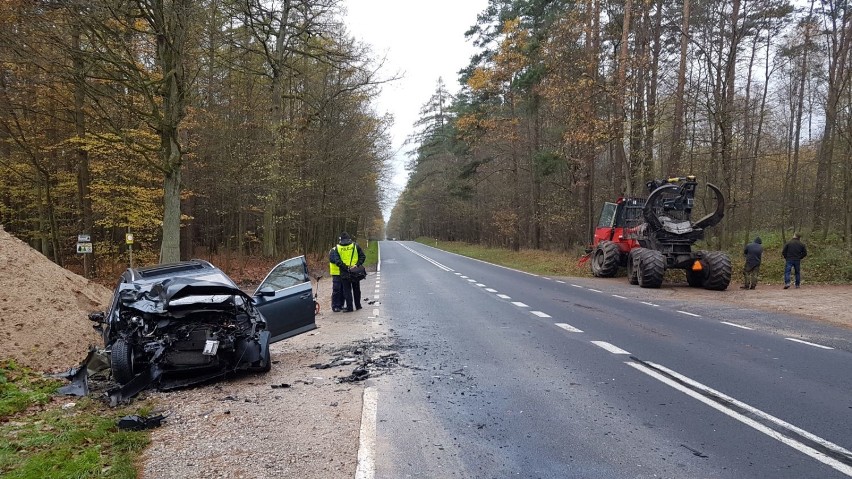 Wypadek w gminie Przedbórz. Kierujący skodą wjechał w leśną maszynę