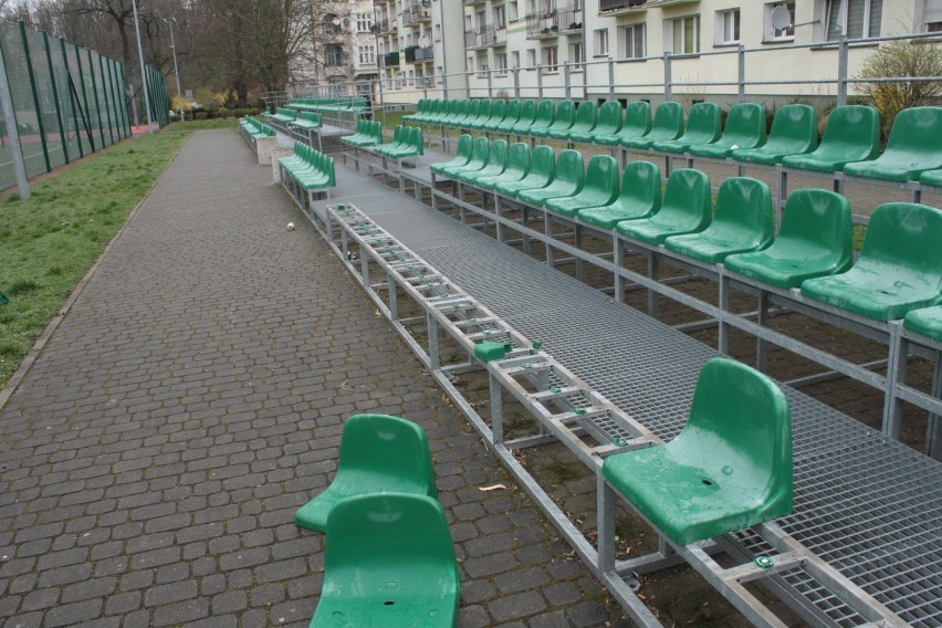 Zdjęcia Wiadomości Gubińskich. Krzesełka były wyrywane pod...