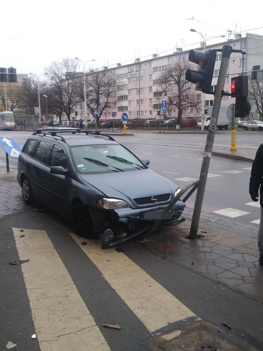 Wypadek na Grabiszyńskiej. Policja szuka kierowcy opla [ZDJĘCIA]