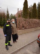 Lipno. Strażacy wspierają Narodowy Program Szczepień #SzczepimySię. Dowożą seniorów na szczepienie