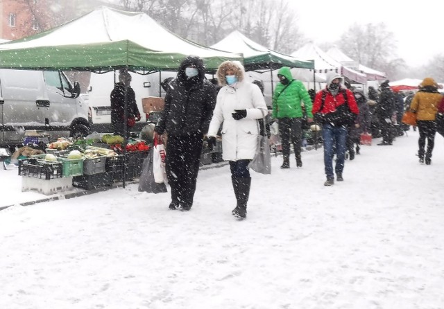 Mimo padającego śniegu na targowisku Korej w sobotni ranek panował spory ruch. Kupujących  przyciągają przede wszystkim dużo niższe ceny od sklepowych i  większy wybór produktów. Dla wielu Radomian  sobotnie  zakupy na bazarze stały się tradycją.

>