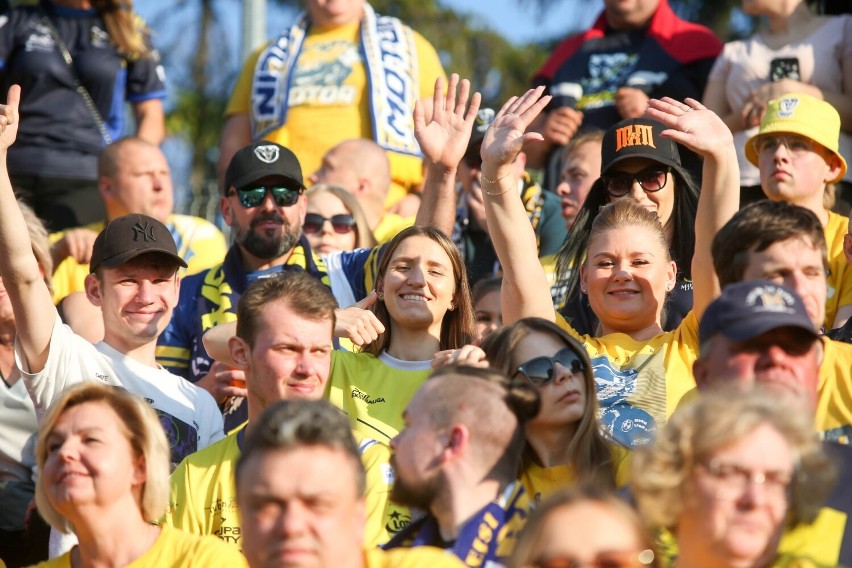 Na stadionie w Lublinie zabawa trwa! Zobacz zdjęcia kibiców Motoru Lublin na meczu ze Spartą Wrocław