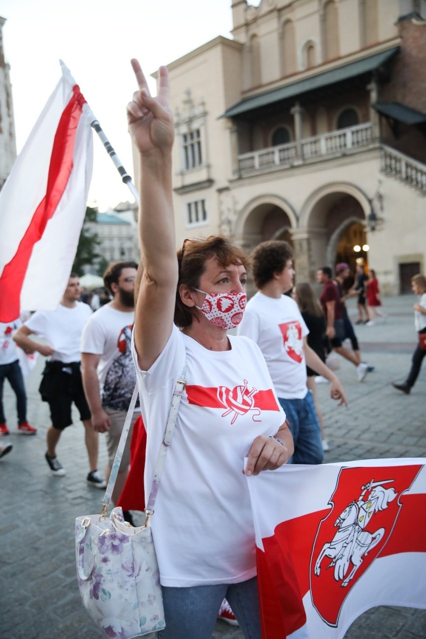 Kraków. Marsz pamięci rok po sfałszowanych wyborach prezydenckich na Białorusi [ZDJĘCIA]