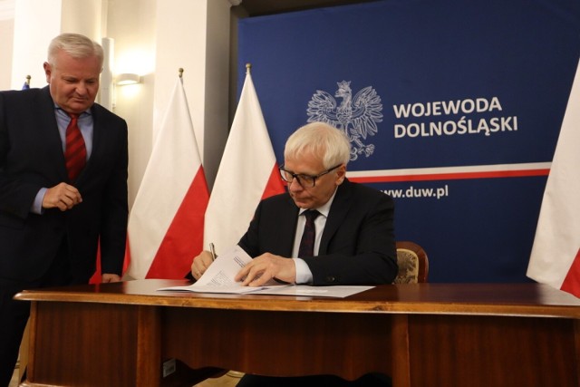 W DUW podpisano dokumenty dotyczące umowy użyczenia terenów pod modernizację i rozbudowę Portu lotniczego Wrocław-Strachowice.