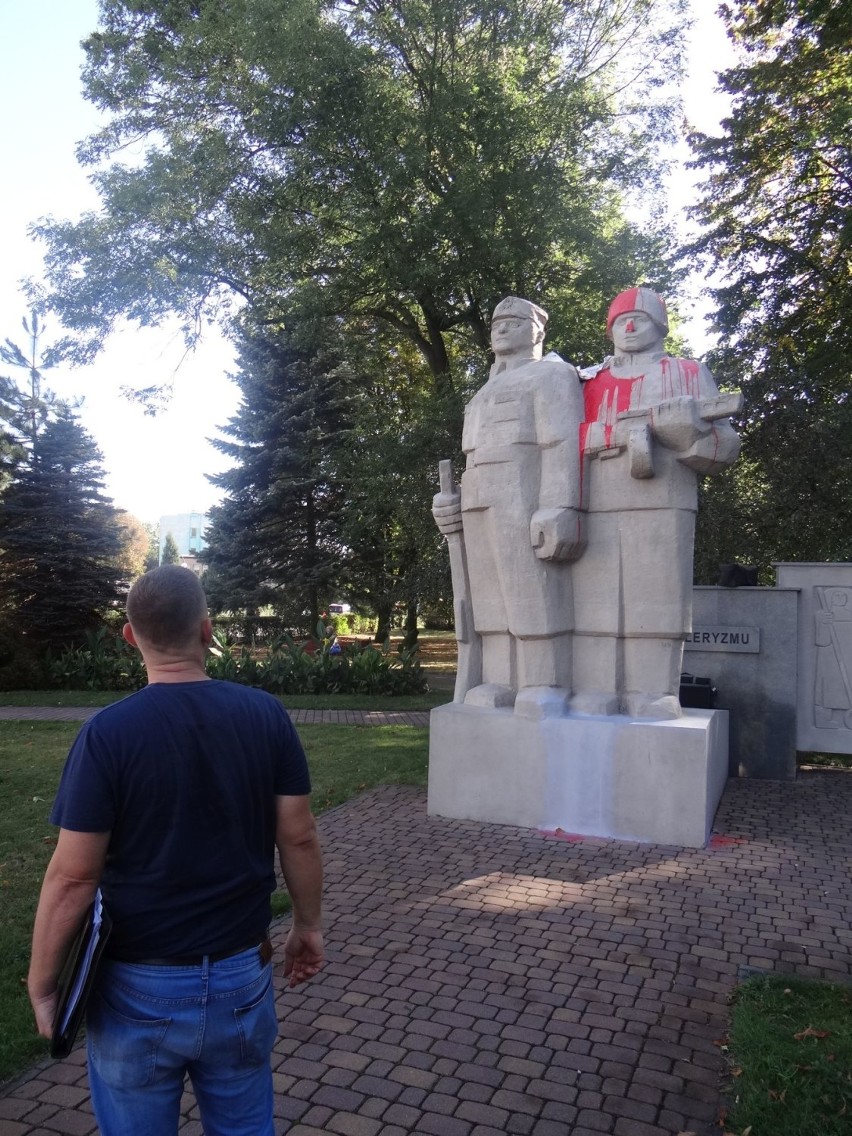 Pomnik "Pogromcom hitleryzmu" oblany czerwoną farbą [FOTO]