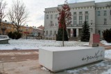Ławka Niepodległości stanęła przez Urzędem Miasta w Tomaszowie Maz. 