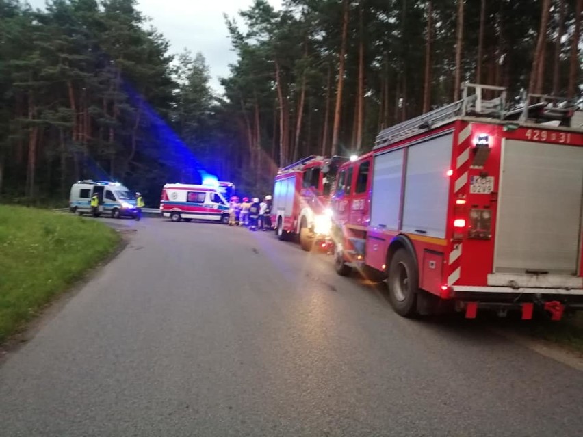 Kierowca jazdę zakończył na drzewie w Libiążu. Został zabrany do szpitala 