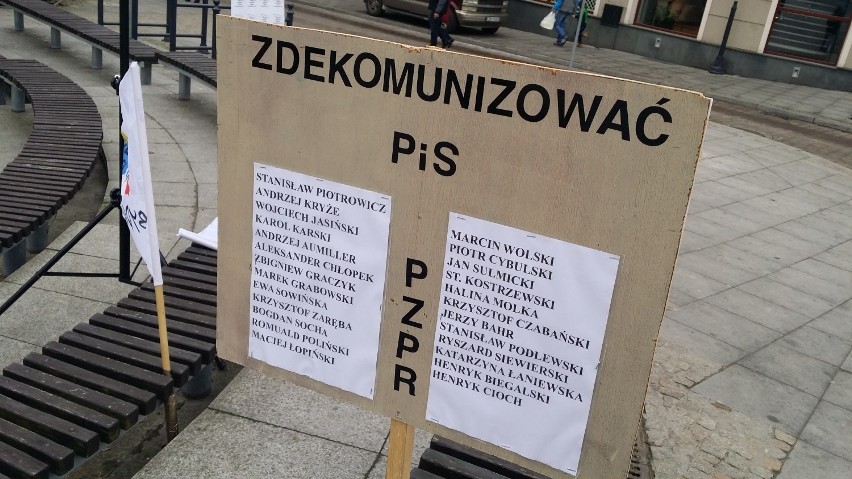 "PiS rujnuje Polskę". Demonstracja na Mostowej w Bydgoszczy [zdjęcia]