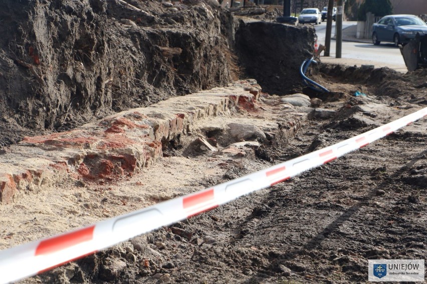 Zobacz, jak zmienia się otoczenie uniejowskiej kolegiaty! Zobacz, jak wyglądały barokowe mury świątynii [DUŻO ZDJĘĆ] 