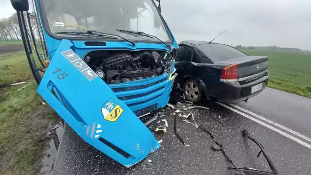 Młody kierowca opla jadący w kierunku Strzelina na łuku drogi, na śliskiej nawierzchni stracił panowanie nad samochodem czołowo zderzył się z autobusem