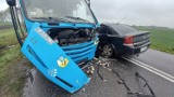 Dolny Śląsk. Wypadek samochodu z autobusem pełnym ludzi. 6 osób rannych, droga jest zablokowana