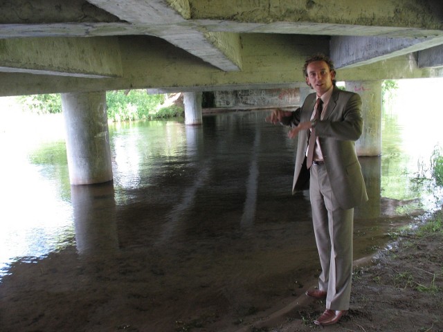 Na zdj. pod mostem w Małych Swornegaciach wicestarosta Marek Szczepański