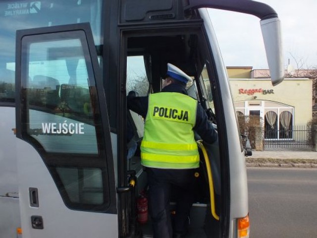 Policja kontroluje autokary