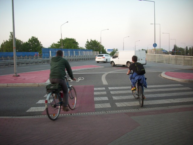 Ojciec jedzie po przejeździe rowerowym, syn po pasach. Który z nich postępuje lepiej?