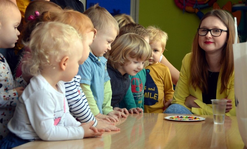 Spotkanie z bajkopisarką Krystyną Marczak w Żłobku Miejskim w Łowiczu [ZDJĘCIA]