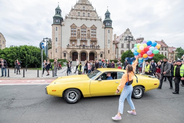 Nowy rok akademicki rozpocznie się już za chwilę. W Poznaniu pojawią się tysiące nowych studentów z różnych części kraju, a także z zagranicy. By ułatwić im adaptację w naszym mieście przygotowaliśmy “Poradnik dla studenta w Poznaniu”. Znajdziecie w nim informacje o tym, jak poruszać się po mieście, gdzie tanio zjeść obiad, dokąd wybrać się na imprezę i co można robić w czasie wolnym w Poznaniu.  

Zobacz wskazówki -->