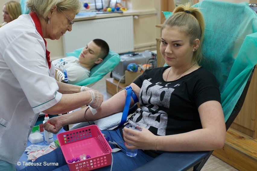 II LO też wzięło udział w akcji "Młoda krew ratuje życie". Fotoreportaż Tadeusza Surmy