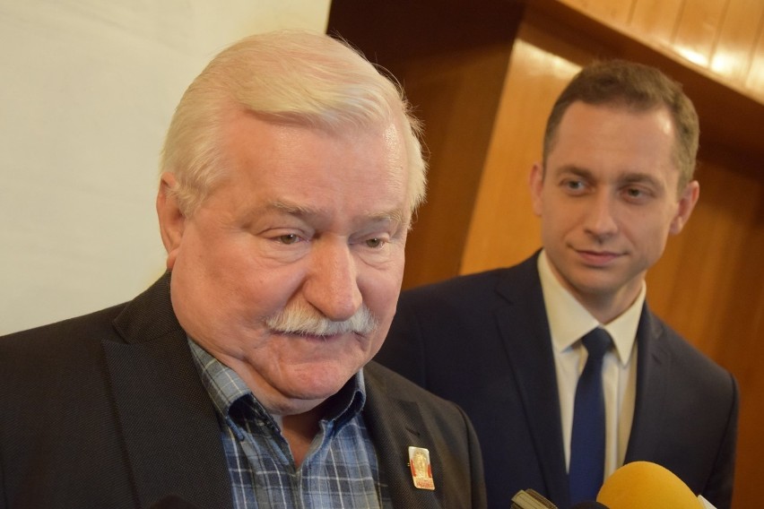 Lech Wałęsa w Sieradzu. Były prezydent Polski przemawiał i chętnie fotografował się z uczestnikami (zdjęcia)