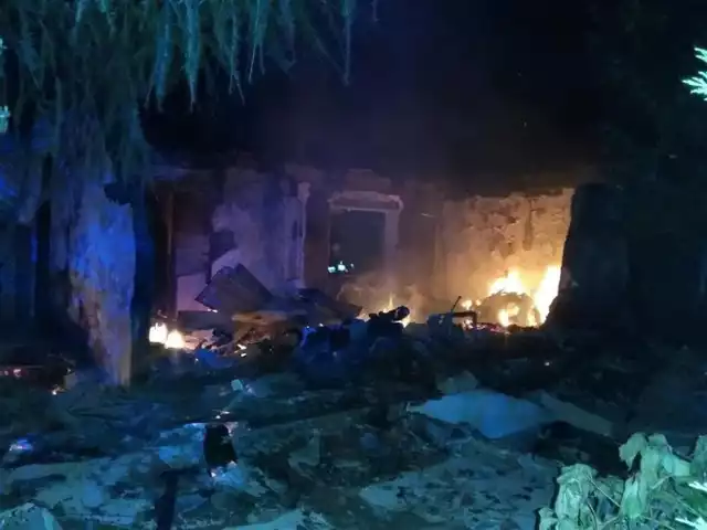 Duży pożar budynku w gminie Topólka. 4 zastępy strażaków w akcji
