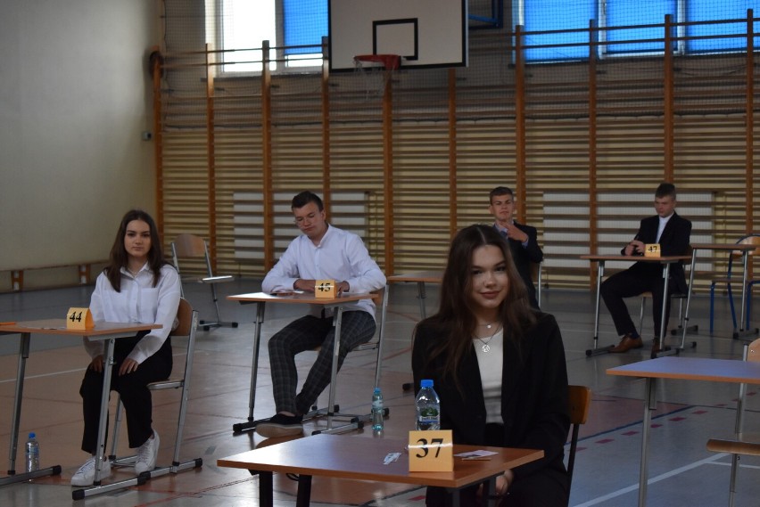 Uczniowie szkoły tuż przed rozpoczęciem egzaminu z języka polskiego