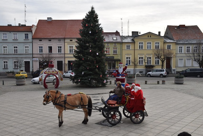 Na Starym Rynku w Grodzisku Wielkopolskim zaparkowały sanie św. Mikołaja