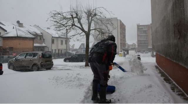 Wieluń. Służby i mieszkańcy walczą ze śniegiem. Uwaga! Niebezpiecznie na drogach
