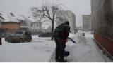 Wieluń. Służby i mieszkańcy walczą ze śniegiem. Uwaga! Niebezpiecznie na drogach FOTO, WIDEO