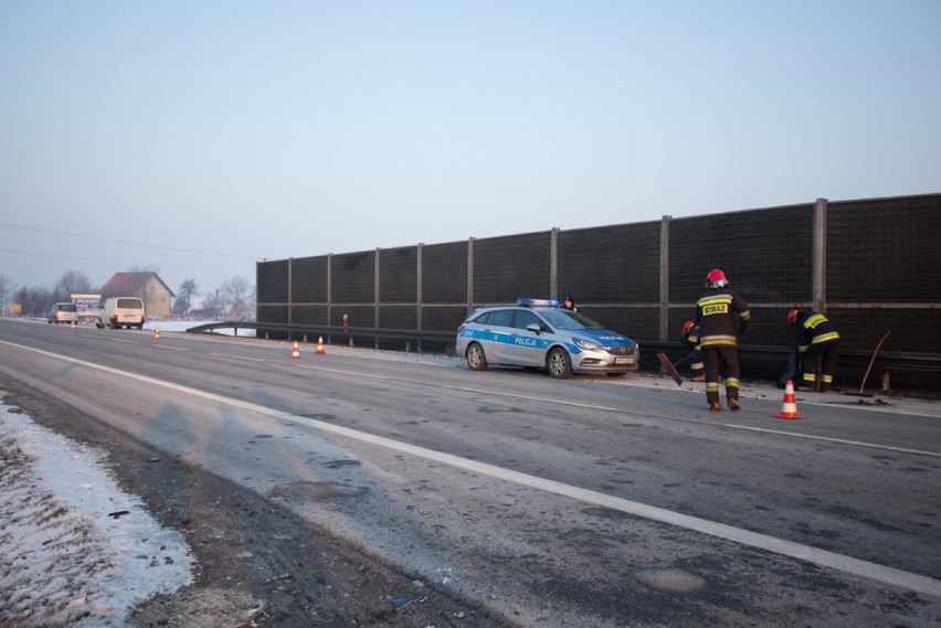 Wypadek w Jodłówce na DK94. Jedna osoba trafiła do szpitala,...