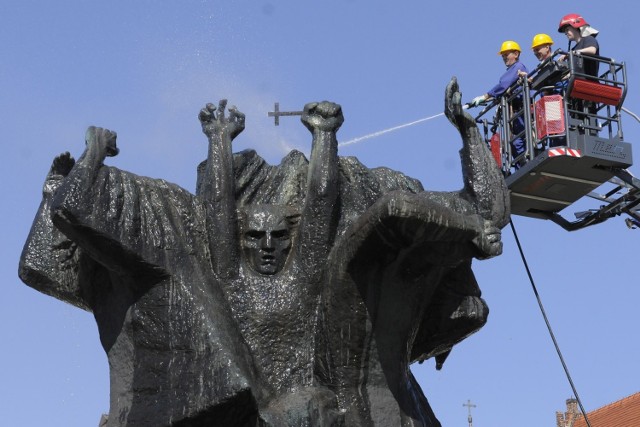 W 2014 roku pracownicy spółdzielni "Bydgoszczanka" zajmowali się czyszczeniem Pomnika Walki i Męczeństwa na bydgoskim Starym Rynku.