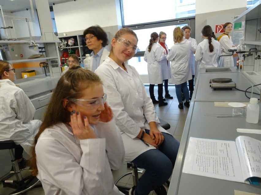 Uczniowie grodziskiego LO poszerzają swoją wiedzę na Wydziale Chemii UAM