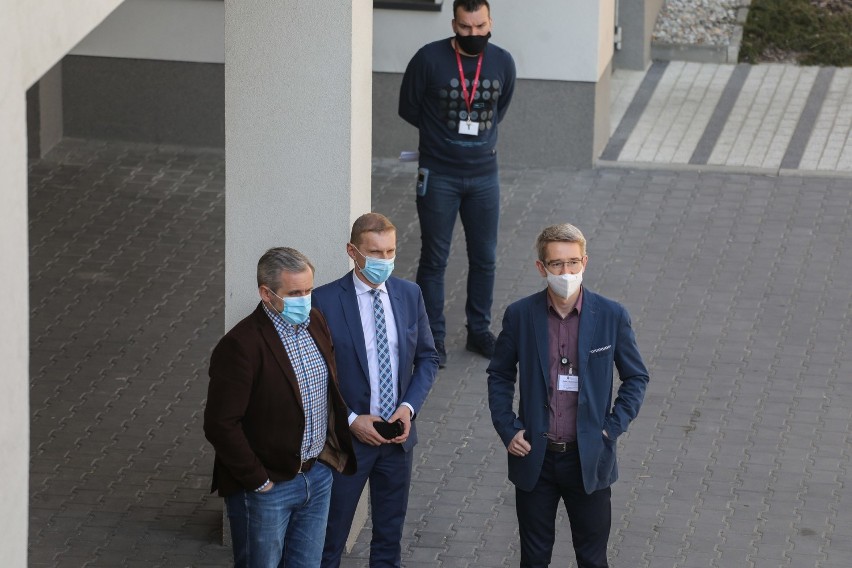 Do Szpitala Uniwersyteckiego w Krakowie dotarł tir z maskami, rękawicami i fartuchami za 3,5 mln złotych