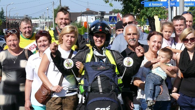 Piotr Głowacki tuż przed wyjazdem na wspólnym zdjęciu z rodziną i przyjaciółmi