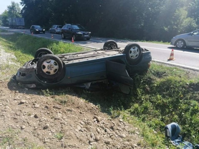 Opel vectra na łuku drogi w Roztoce wjechał do rowu i przewrócił się na dach